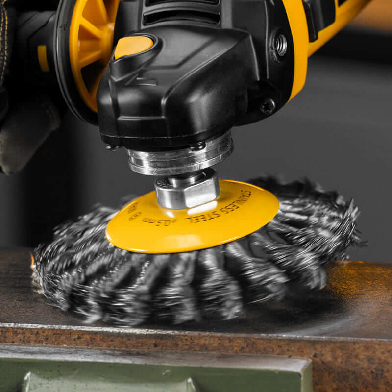 Кордщетка для УШМ DENZEL с наклоном радиальная витая нержавеющая 125мм х М14 (пров.0,5мм)