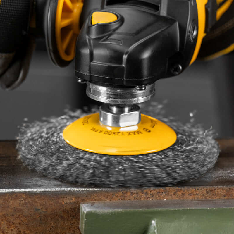 Кордщетка для УШМ DENZEL с наклоном радиальная мягкая нержавеющая латунированная 125мм х М14 (пров.0,3мм)